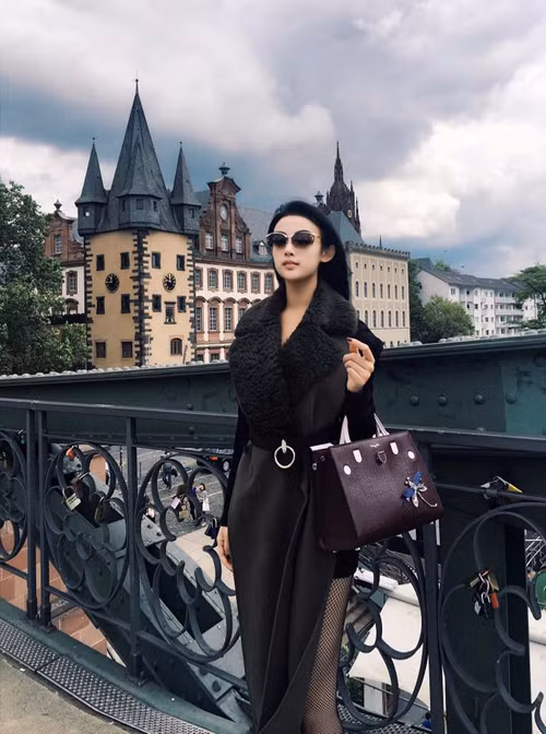 Mỹ nhân sinh năm 1989 sở hữu hầu hết các mẫu túi đến từ các thương hiệu lớn như Hermes, LV, Chanel...