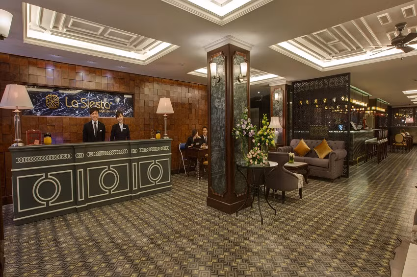 Quầy tiếp tân của khách sạn Hanoi La Siesta Hotel and Spa khá sang chảnh.