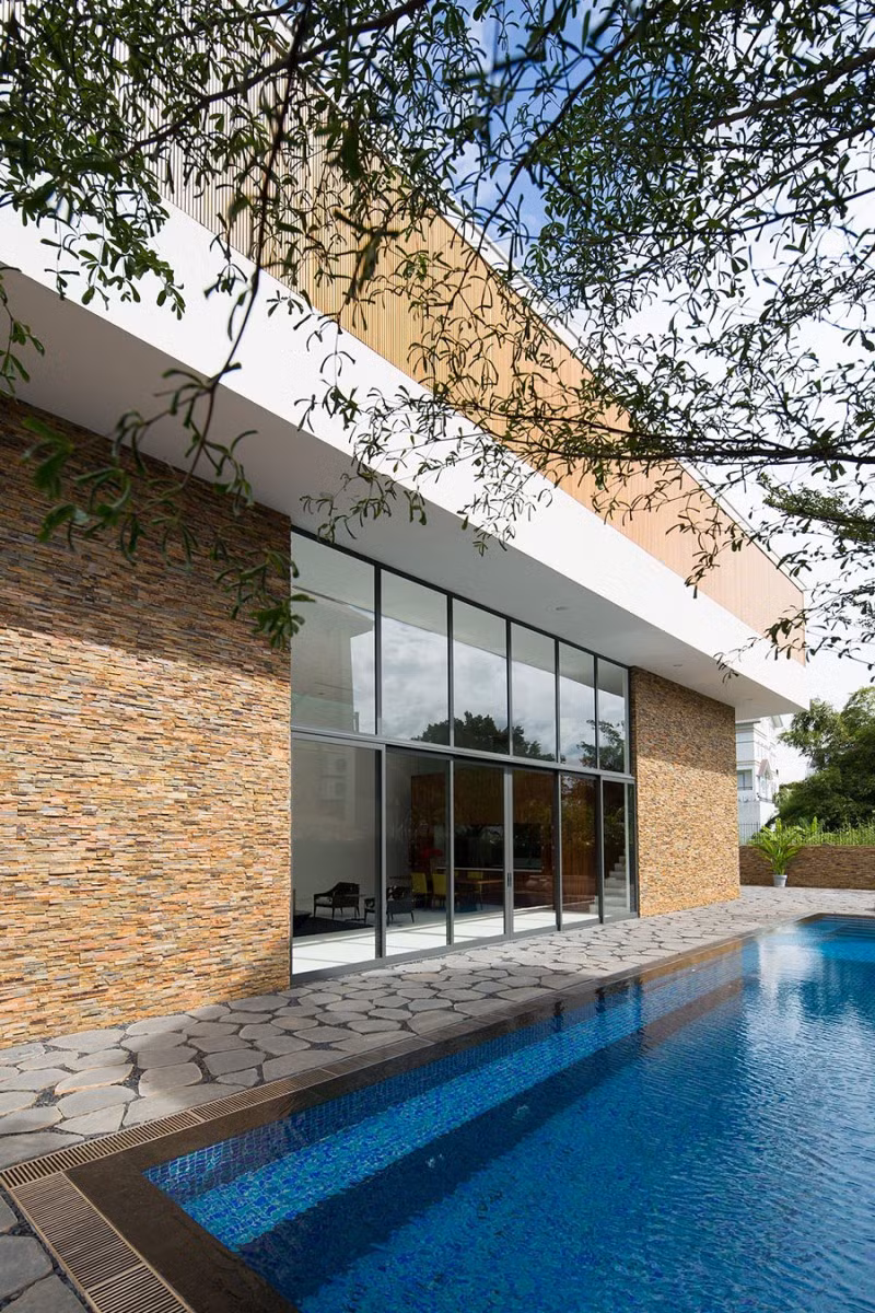 Các vật liệu xây dựng của Fuschia Villa có sự khác biệt, tránh cảm giác nhàm chán của khối hộp. Toàn bộ khối tầng 1 được ốp đá tự nhiên như một sự tiếp nối từ sân vườn giống như khối dưới được mọc lên từ sân vậy, đây là ý tưởng tạo hình rất hay, tạo ấn tượng mạnh về mặt thị giác.