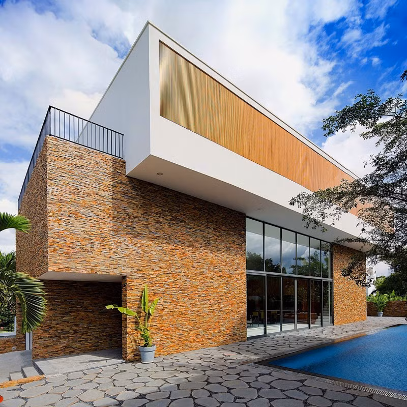 Hoàn thành năm 2013, biệt thự Thảo Điền này có tên Fuschia Villa, tọa lạc ở Thảo Điền, quận 2, TP HCM. Gồm hai khối chữ nhật được lồng vào nhau, Fuschia Villa được thiết kế cho những người đam mê thẩm mỹ tối giản.