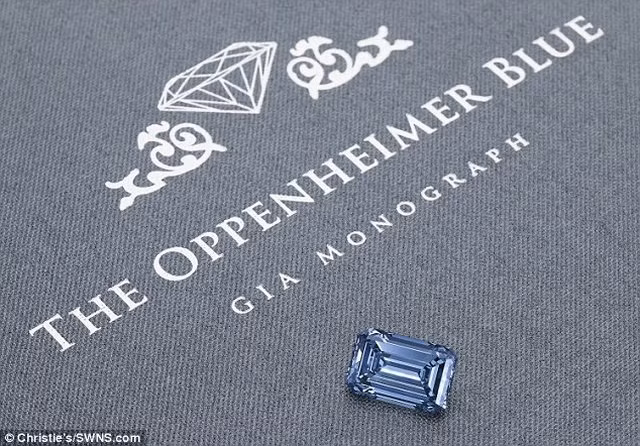 Viên Oppenheimer Blue cắt hình chữ nhật được cho là cực hiếm với màu xanh đậm đặc trưng và được coi là “kim cương của những viên kim cương”.
