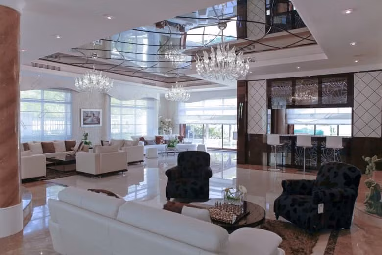 5. Biệt thự Emirates Hills giá 23,1 triệu USD: Dinh thự đắt đỏ này nằm gần sân golf nổi tiếng và một hồ nước yên tĩnh. Nó được xây dựng với một phong cách hiện đại của Đức. Các tiện nghi gồm tầng hầm lớn, nhà để xe chứa được 5 ô tô, một phòng tập thể dục, phòng massage và một nhà hát cá nhân. Ngoài ra, biệt thự còn có bể sục và thang máy để di chuyển.