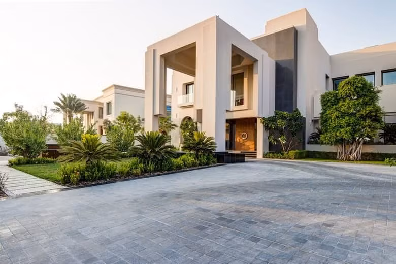 2. Căn biệt thự Emirates Hills 10 phòng ngủ, giá 48 triệu USD. Emirates Hills là một trong những khu căn hộ đắt đỏ ở Dubai được ví như khu nhà giàu Beverly Hills ở Mỹ. Biệt thự này có một hồ bơi, thư viện và rạp chiếu phim phòng rộng rãi.