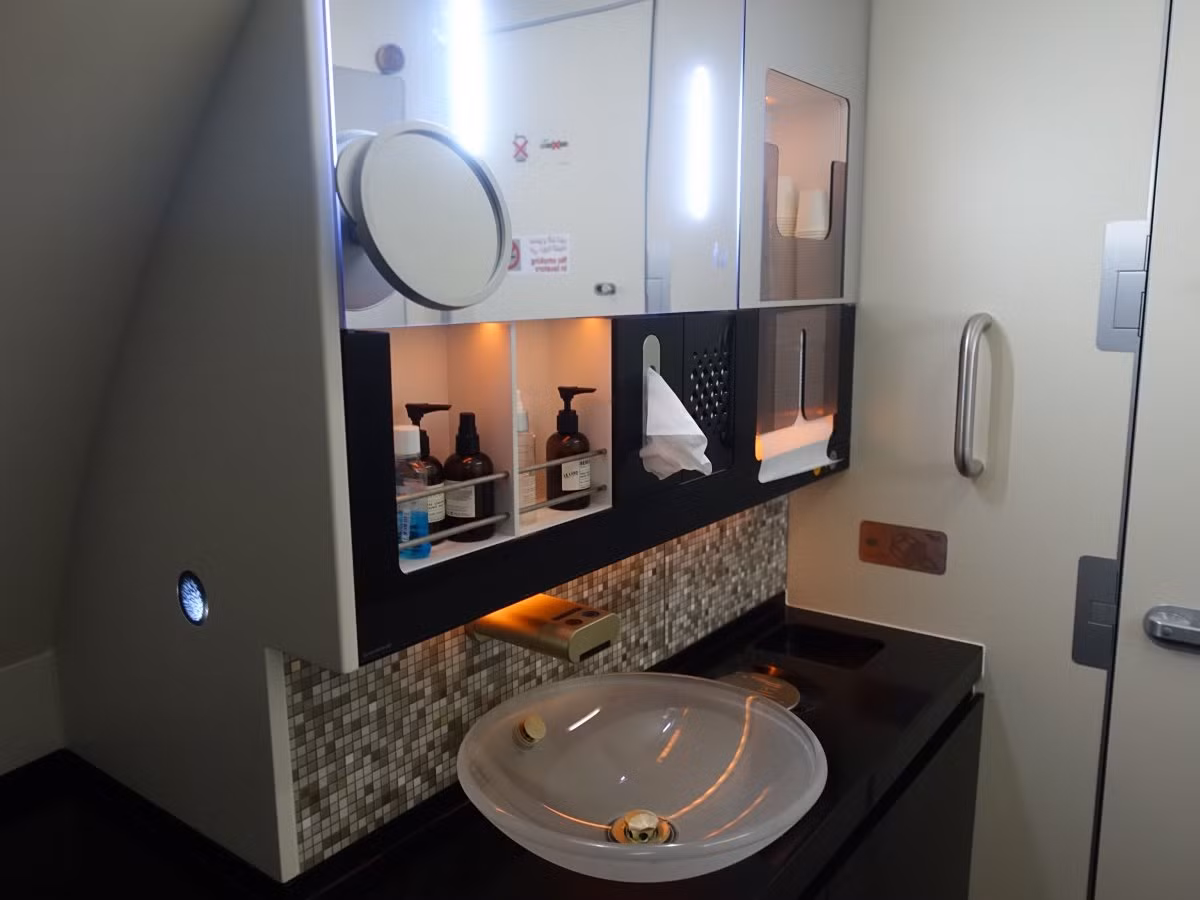 Phòng tắm riêng của khách khoang VIP.