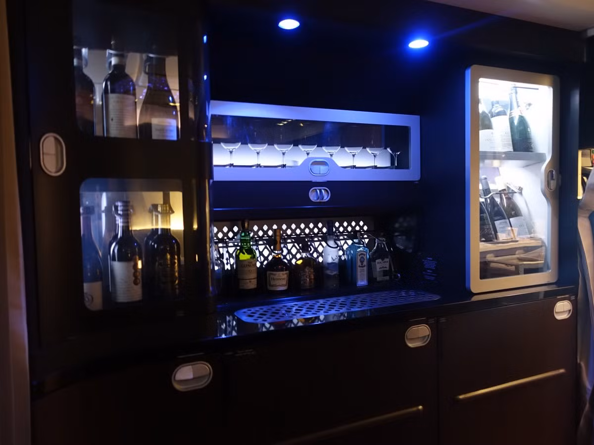 Quầy bar với đủ các loại rượu ngon phục vụ khách hạng nhất.