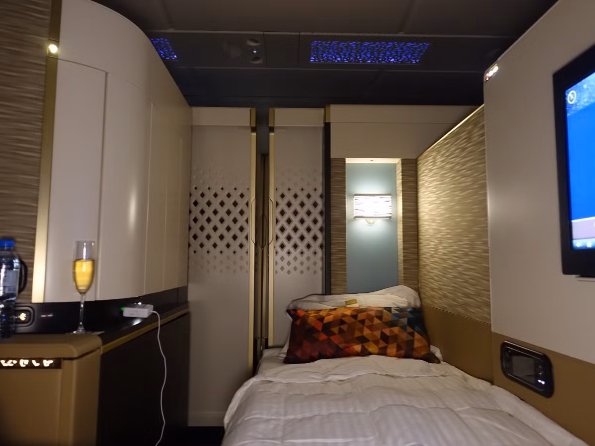 Hệ thống giải trí tại các khoang xa xỉ mới trên máy bay của Etihad được nâng cấp lên Panasonic EX3 với phần cài đặt game, trò chơi giải trí đa dạng, màn hình cảm ứng, cổng kết nối USB…Giường ngủ, gối đều được làm từ vải lụa cao cấp.