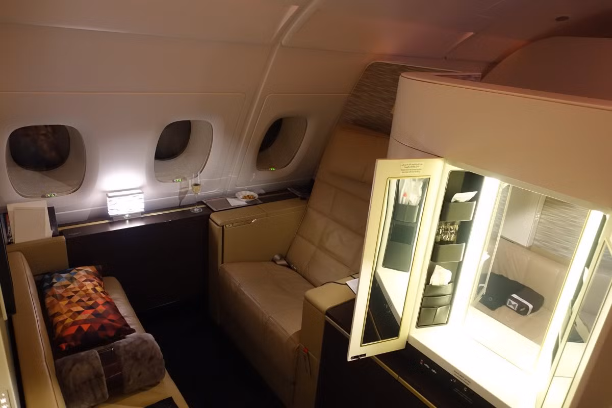 Trung bình chặng bay giữa Abu Dhabi và London, giá vé cho “căn hộ hạng nhất” trên chiếc A380 vào khoảng 20.000 USD/chiều.
