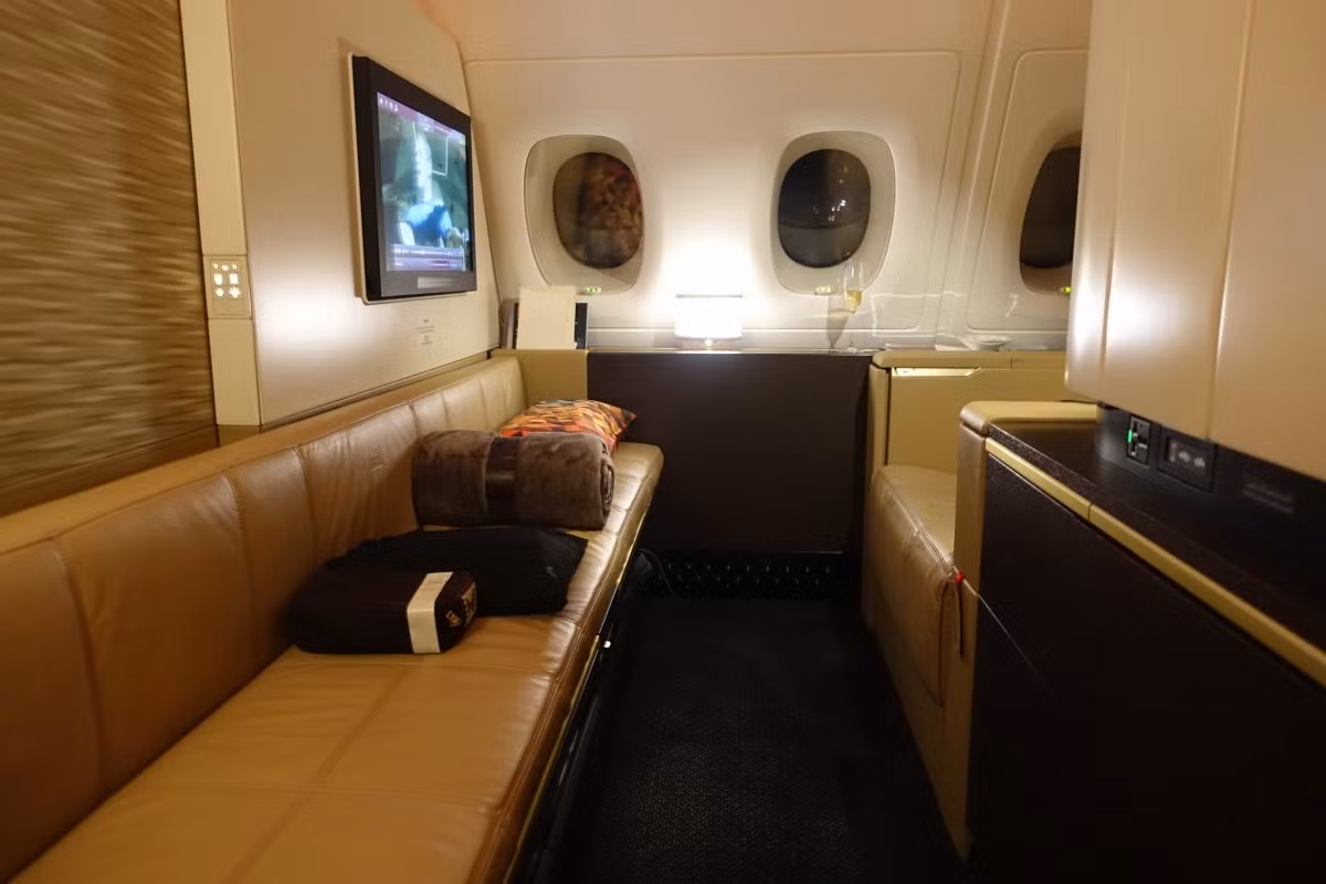 Trên khoang máy bay VIP này, hành khách còn được sử dụng điện thoại di động và wifi miễn phí phục vụ công việc.