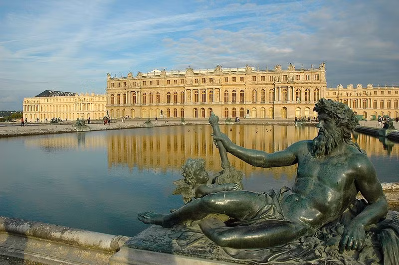 Lâu đài Versailles (Pháp) thường được gọi là cung điện Versailles hay đơn giản là Versailles là nơi ở của các vua Pháp Louis XIII, Louis XIV, Louis XV và Louis XVI.