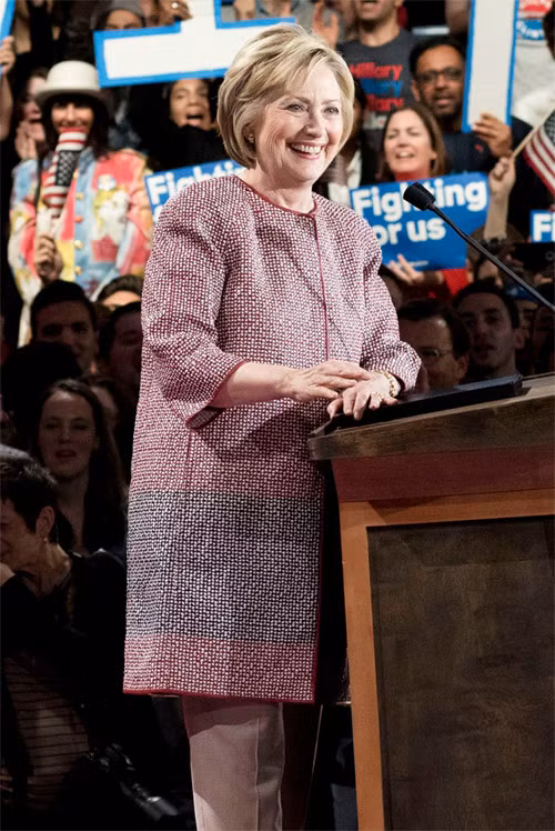 Gần đây, bà Hillary Clinton phải hứng chịu nhiều "gạch đá dư luận" khi mặc một chiếc áo vest hàng hiệu Giorgio Armani giá 12.495 USD (280 triệu đồng) khi phát biểu về vấn đề bất bình đẳng hồi tháng 4.