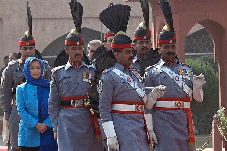 Cựu Ngoại trưởng Mỹ trông rất thanh lịch lãm với bộ áo jacket xanh của Nina trong chuyến thăm Lahore, Pakistan tháng 10/2009.