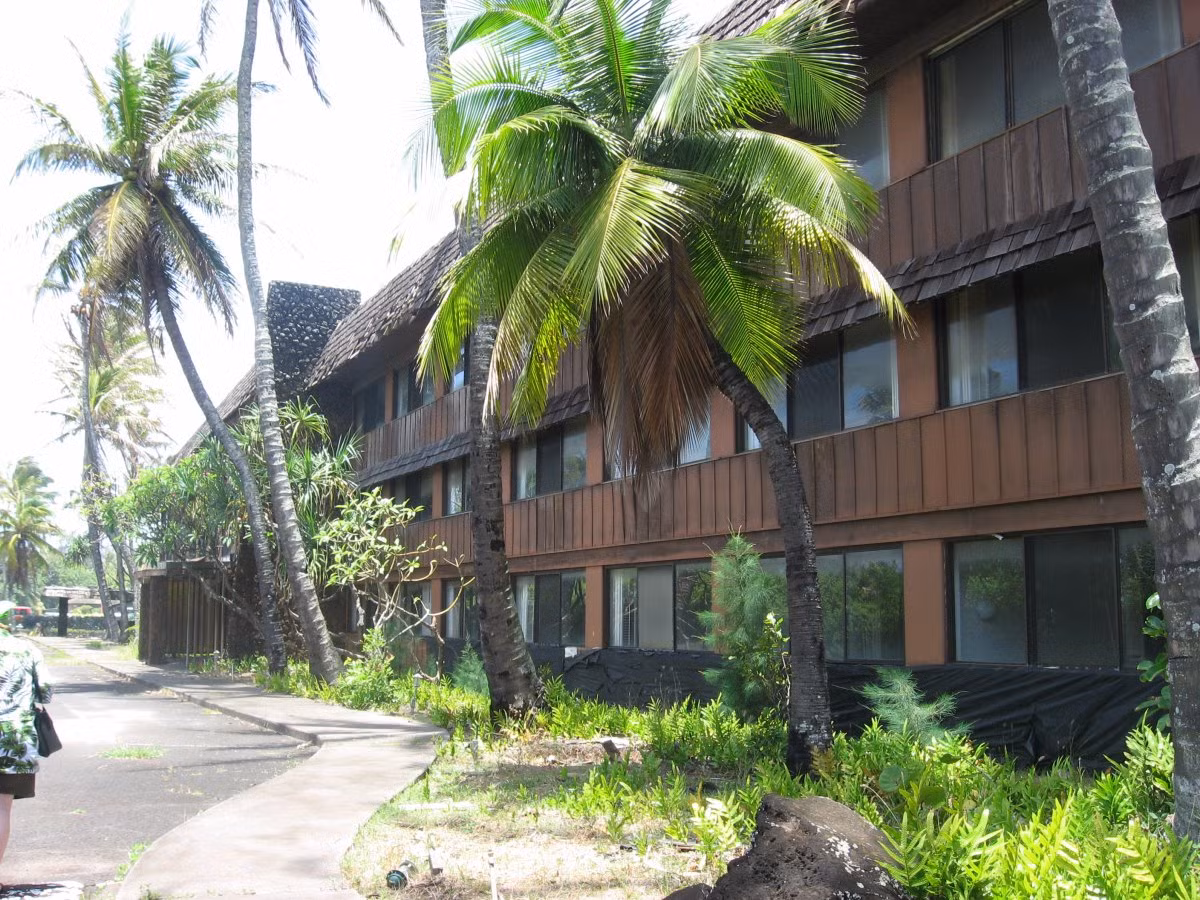 6. Coco Palms Resort; Kauai, Hawaii: Từng là một khu nghỉ mát sang trọng trên đảo Kauai của Hawaii nhưng Coco Palms đã hư hỏng nặng do bão Iniki nên nó đã buộc phải đóng cửa vào năm 1992. Bị bỏ rơi kể từ đó, khách sạn từng xuất hiện trong một số bộ phim như "Blue Hawaii", the ghost of the King...
