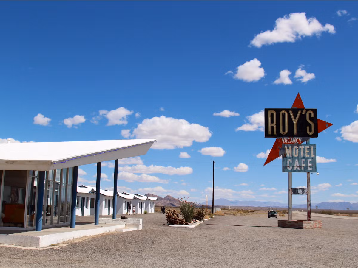7. Roy’s Motel Café, ở Amboy, California: Khách sạn bỏ hoang này được bao quanh bởi phong cảnh sa mạc hoang vắng, nơi bạn chắc chắn sẽ không muốn ở lại qua đêm một mình hoặc thậm chí với một nhóm lớn.