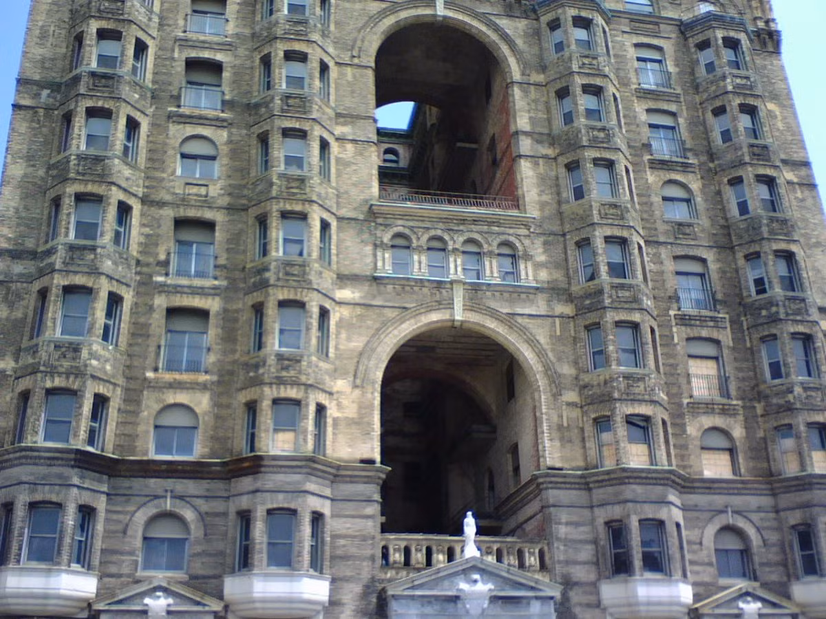 5. Divine Lorraine Hotel, Philadelphia: The Divine Lorraine Hotel là một khách sạn bị bỏ rơi ở Mỹ. Vô chủ kể từ năm 1999, khách sạn đã thu hút những người hâm mộ đổ nát, các nghệ sĩ graffiti và những kẻ phá hoại đến nơi này.