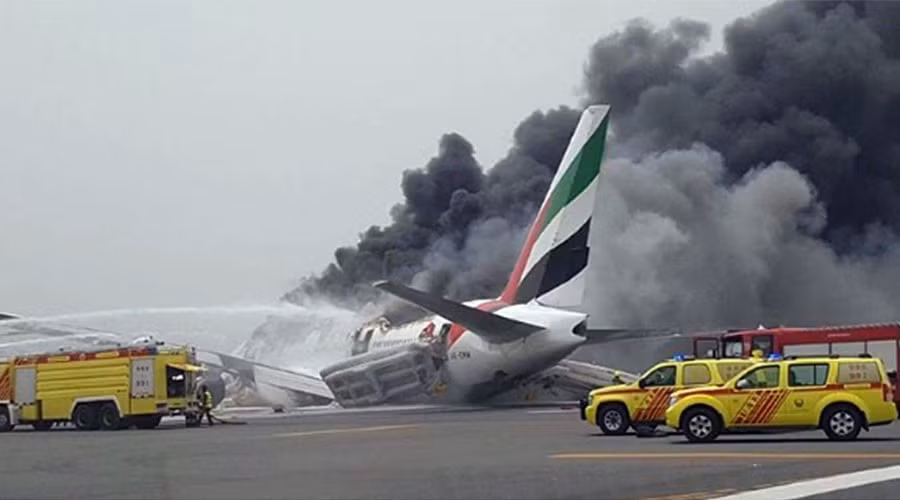 Lúc gặp nạn, máy bay Boeing 777-300 chở 275 hành khách và thành viên tổ bay trên khoang. Rất may, tất cả hành khách và tổ bay kịp thoát ra và được sơ tán đến nơi an toàn.