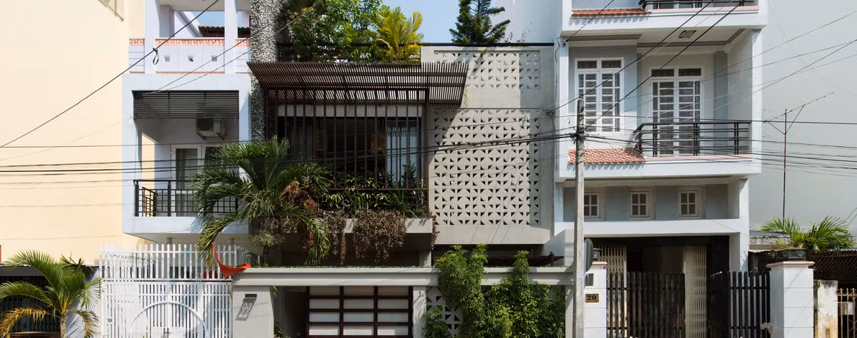 Gia chủ của ngôi nhà ở Nha Trang (giữa ảnh) là một gia đình trẻ mong muốn không gian sống hướng nội, nhưng ngập tràn ánh sáng thiên nhiên và tận dụng gió mát.