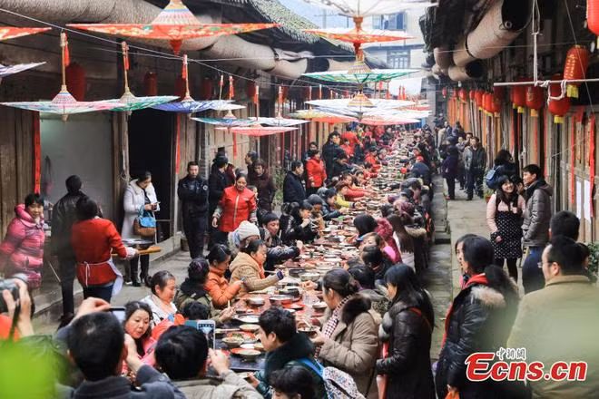Từ xa xưa, vào tháng Chạp hàng năm (tháng 12 âm lịch), để mừng xuân mới, dân làng đều bày bàn ra ngoài cổng nhà, mang các thức ngon nhất ra để chiêu đãi bằng hữu từ phương xa tới. Tất cả cùng ăn uống, hàn huyên lại chuyện đã qua và cầu mong một năm mới tốt đẹp.