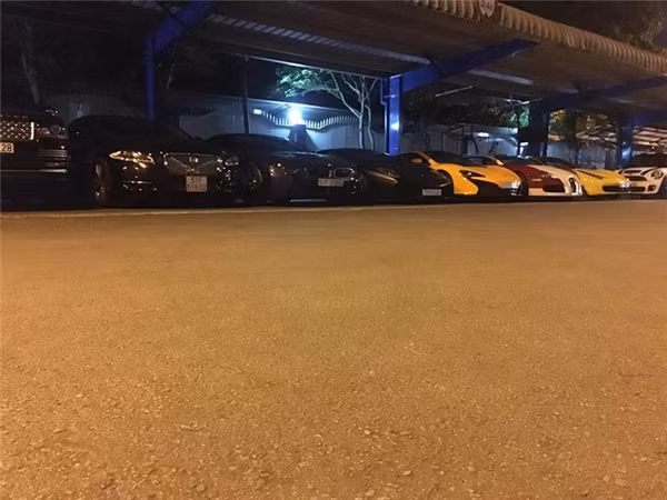 Dàn siêu xe luôn xếp hàng chờ sẵn trong gara.