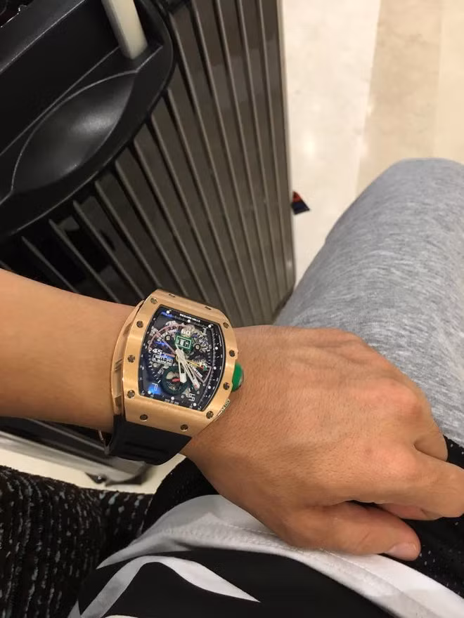 Chiếc đồng đồ hiệu có giá trị hơn 2 tỷ thường xuyên được anh đeo trên tay đủ để mua một căn hộ cao cấp.
