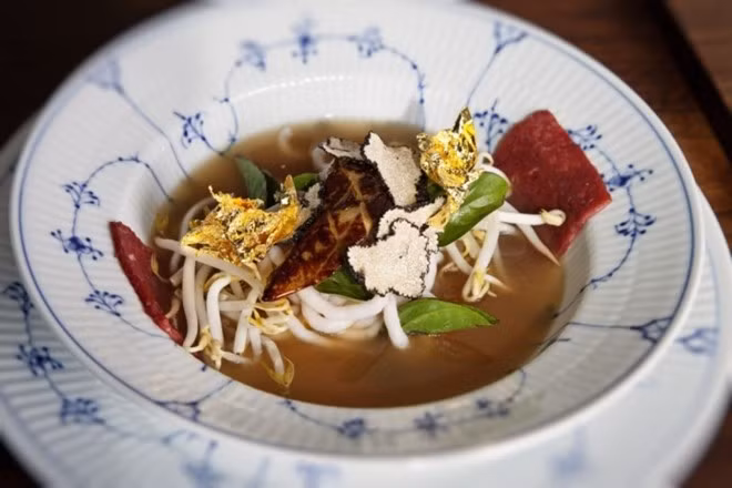 Phở AnQi - 5.000 USD (California, Mỹ): Nhà hàng Tiato ở Santa Monica đã tạo ra bát phở có giá 5.000 USD gồm có thịt bò Wagyu, sợi phở làm từ tôm hùm xanh quý hiếm, nước gan ngỗng, nấm Truffle Alba trắng. Nhà hàng mất tới 7 ngày để chuẩn bị cho món ăn này. Bát phở được bán đấu giá gây quỹ cho bệnh viện trẻ em ở Los Angeles và hạt Orange.