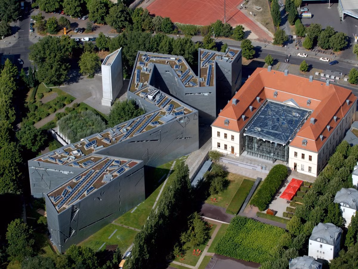 Bảo tàng Do Thái ở Berlin (Đức) là một công trình kiến trúc độc đáo có hình zíc zắc ngoằn ngoèo.