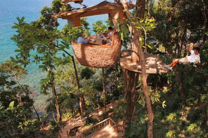 Treepod Dining - Soneva Kiri, Thái Lan: Nhà hàng độc đáo này có thể chứa 4 người trong một bàn ăn. Sau đó, bàn ăn sẽ được nhấc bổng lên giữa khu rừng xanh, cung cấp trải nghiệm ăn uống ấn tượng cho thực khách.
