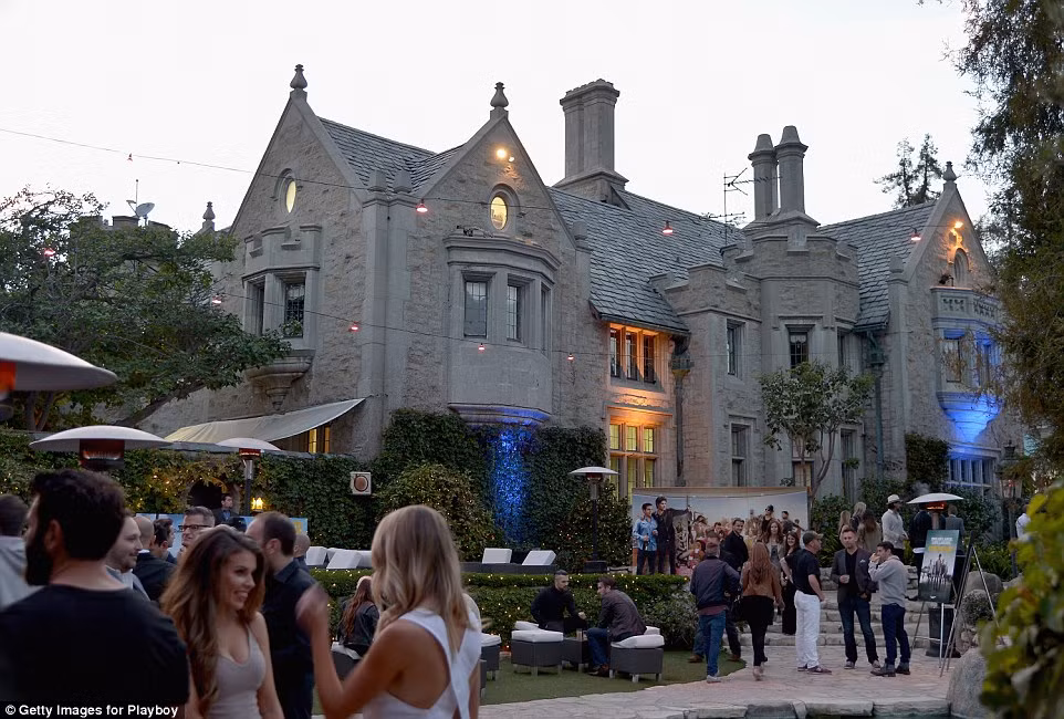 Biệt thự của ông trùm Playboy từ lâu luôn được xem là biểu tượng cho sự hào nhoáng, xa hoa và chủ nghĩa hưởng lạc.