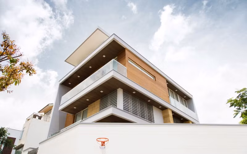 Tọa lạc ở khu đô thị mới của TP HCM, biệt thự F2 Villa nổi bật với phong cách thiết kế đương đại (Contemporary), sử dụng nhiều hình khối mạnh mẽ.