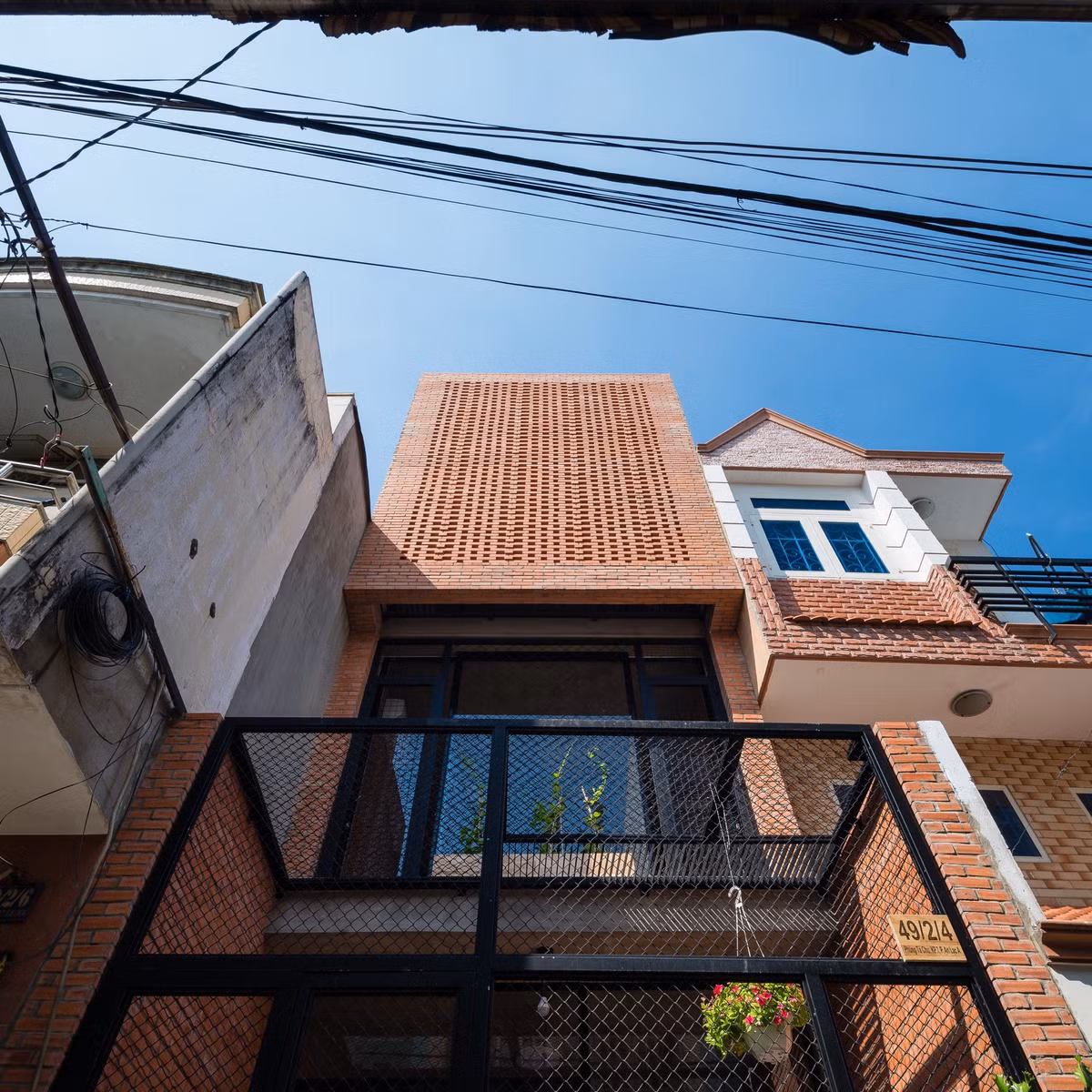Ngôi nhà ở TP HCM này được xây dựng cho 2 anh em ruột với 2 tầng, mỗi tầng là một phòng ngủ.