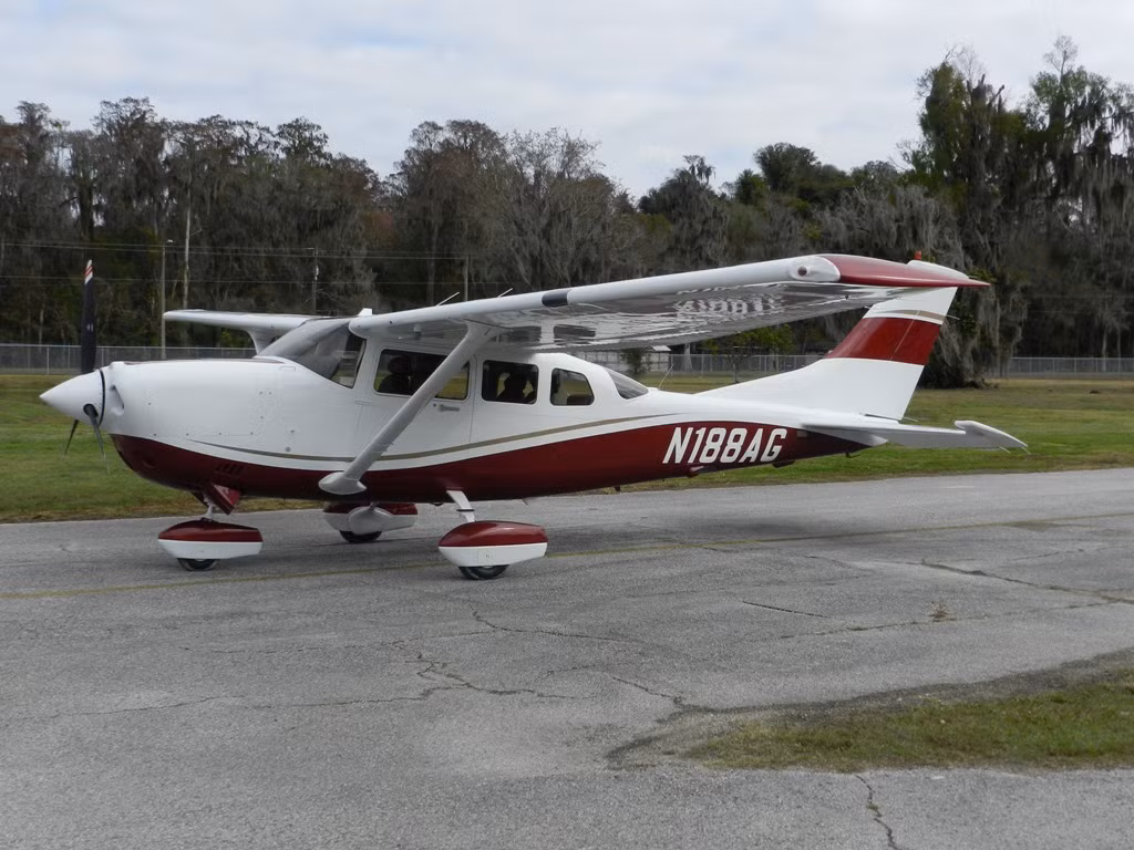 Cessna 206 có nhiều biến thể khác gồm U206, P206. Tổng sản lượng những chiếc 206 ra đời giữa năm 1964 và năm 2004 là 6.581 chiếc.