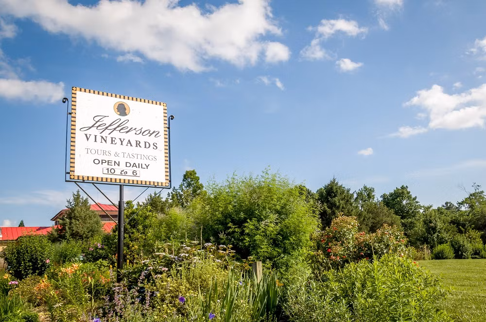 Thung lũng Monticello Wine Trail, bang Virginia: Những con đường mòn đất màu nâu đỏ, những cánh đồng nho tim tím là những điểm cuốn hút du khách đến với thung lũng Monticello Wine Trail.