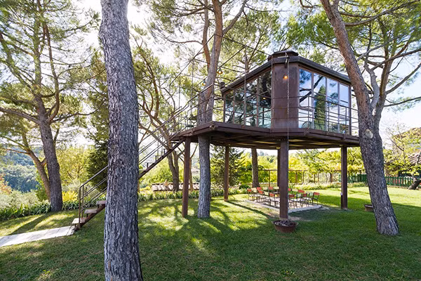 Mỗi phòng của khách sạn Casa Barthel đều được bao quanh bởi nhiều lớp kính trong suốt để du khách có thể nhìn toàn cảnh thành phố Florence (Italy) thơ mộng.