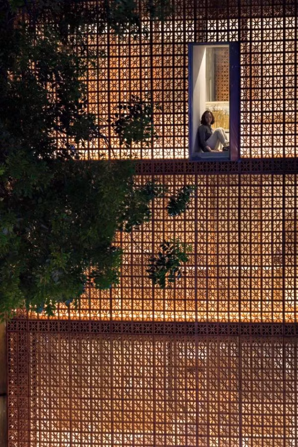Đơn vị thiết kế và chủ trì tòa nhà là công ty Vo Trong Nghia Architects. Các kiến trúc sư đã sử dụng gạch thông gió để đem lại hiệu quả thẩm mỹ, ánh sáng và sự thông thoáng cho nhà.