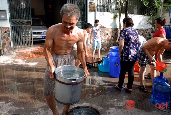 Ông Vũ Khắc Chai cho biết: "Mấy hôm trước không có nước dùng, tôi phải đi mua nước bên ngoài về dùng, việc công ty nước sạch cung cấp 2 lần/ngày thế này cũng tạm đủ dùng cho người dân chúng tôi".