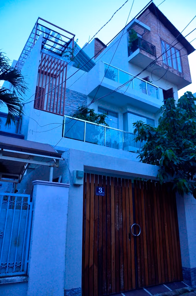 Nhận được tin báo, Công an quận 7 phối hợp với các phòng nghiệp vụ Công an TPHCM tiến hành khám nghiệm hiện trường, lấy lời khai nhân chứng để điều tra làm rõ vụ việc.