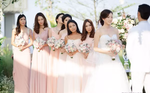 Đám cưới trong mơ của cặp đôi được tổ chức trong một resort 5 sao trên đảo Phuket với 250 khách mời là bạn bè thân thiết đến từ khắp nơi trên thế giới.