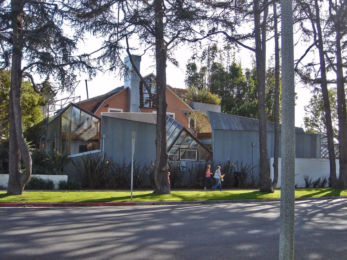 Kiến trúc sư Frank Gehry và vợ đã mua một ngôi nhà thuộc địa Hà Lan ở Santa Monica, California, Mỹ, vào cuối năm 1970.
