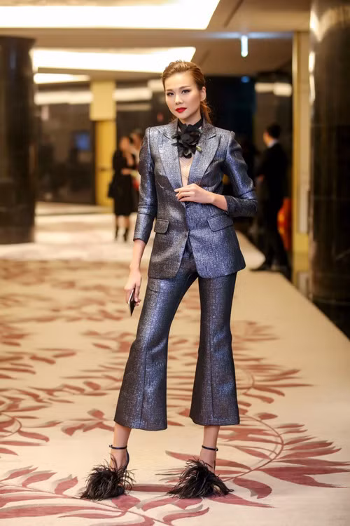 Ở mùa thời trang năm nay, ngoài các mẫu túi xách tay bằng lông thì giày cao gót đính lông là món đồ được những nữ sao Việt sành điệu ưa chuộng.