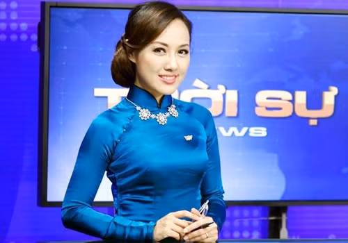 BTV Hoài Anh lịch sự khi lên hình với những chiếc áo dài truyền thống, đầu tóc gọn gàng, trang điểm nhã nhặn.