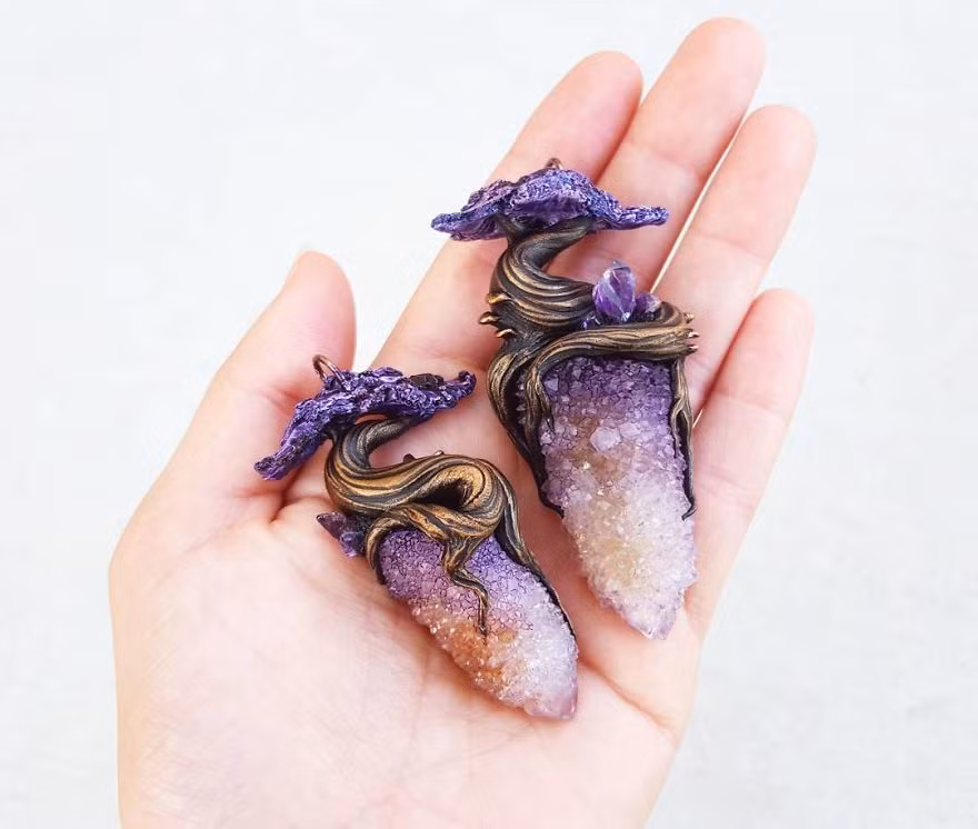 Những cây cổ thụ uốn mình vào mỏm đá.