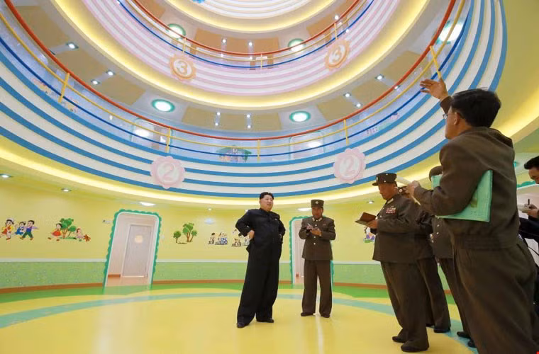 Lãnh đạo Kim Jong-un đang chỉ đạo cho các cán bộ chịu trách nhiệm xây dựng nhà trẻ mồ côi Wonsan.