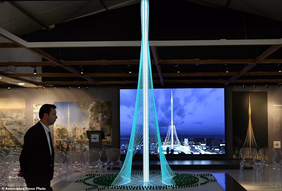 Dubai cũng đang xây dựng rất nhiều khách sạn cũng như các dự án vui chơi giải trí hướng tới mục tiêu thu hút khoảng 20 triệu lượt khách du lịch vào năm 2020.