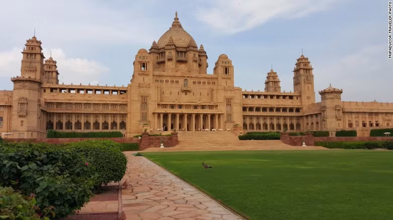 Trip Advisor xếp hạng khách sạn tốt nhất thế giới là Umaid Bhawan Palace Johpur ở Ấn Độ: Được xây dựng giữa năm 1928-1943 cho vua Maharaja Umaid Singh, trước đó, Umaid Bhawan Palace Johpur là cung điện Jodhpur, bây giờ là nhà khách sạn.