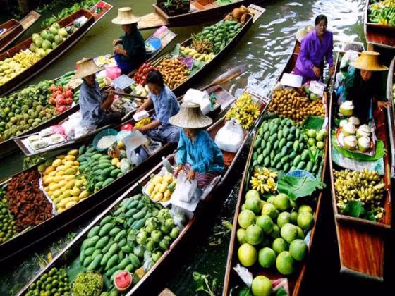 Bên cạnh đó, nét độc đáo của khu chợ nổi này là hàng loạt ghe thuyền bán đồ ăn với những nồi nước dùng sôi sục, bập bềnh trên sông nước. Ngoài các dịch vụ và sản phẩm bán cho khách du lịch thì Damnoen Saduak còn là thiên đường của các loại quả như xoài, chuối, dừa, nho, bưởi…
