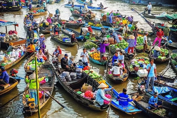 Chợ nổi Cái Răng cũng là một trong chợ nổi nổi tiếng ở khu vực miền Tây.