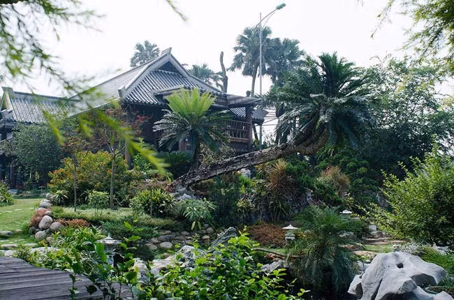 Nối giữa các khu nhà là những ao nhỏ, suối nhân tạo, lối đi xếp sỏi đá sơn thủy hữu tình. Từng góc nhỏ của khu vườn đều được thiết kế tỉ mỉ, hài hòa cảnh quan cây xanh.