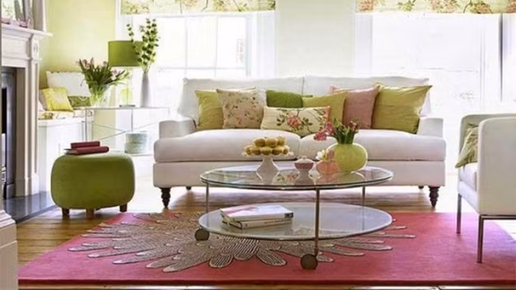 Những chiếc gối ôm họa tiết hoa lá và màu sắc tươi sáng mang đến không khí mùa xuân cho căn phòng.