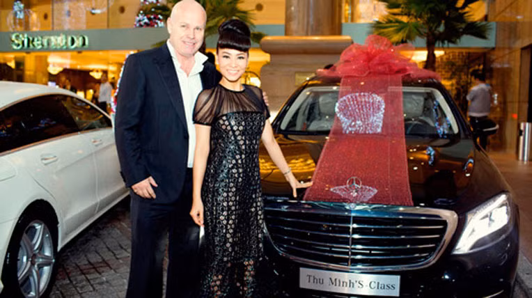 Cuối năm 2013, trong đêm tiệc Noel sớm do vợ chồng nữ ca sỹ “Đường cong” tổ chức, ông xã đã đặt sẵn chiếc Mercedes trước sảnh đại tiệc để tặng ca sĩ Thu Minh. Chiếc xe được in sẵn tên của chủ nhân trên biển số. Nó đã gây xôn xao cộng đồng, người thì kháo nhau nó có giá 6 tỷ, người lại nói giá đến gần 7 tỷ.