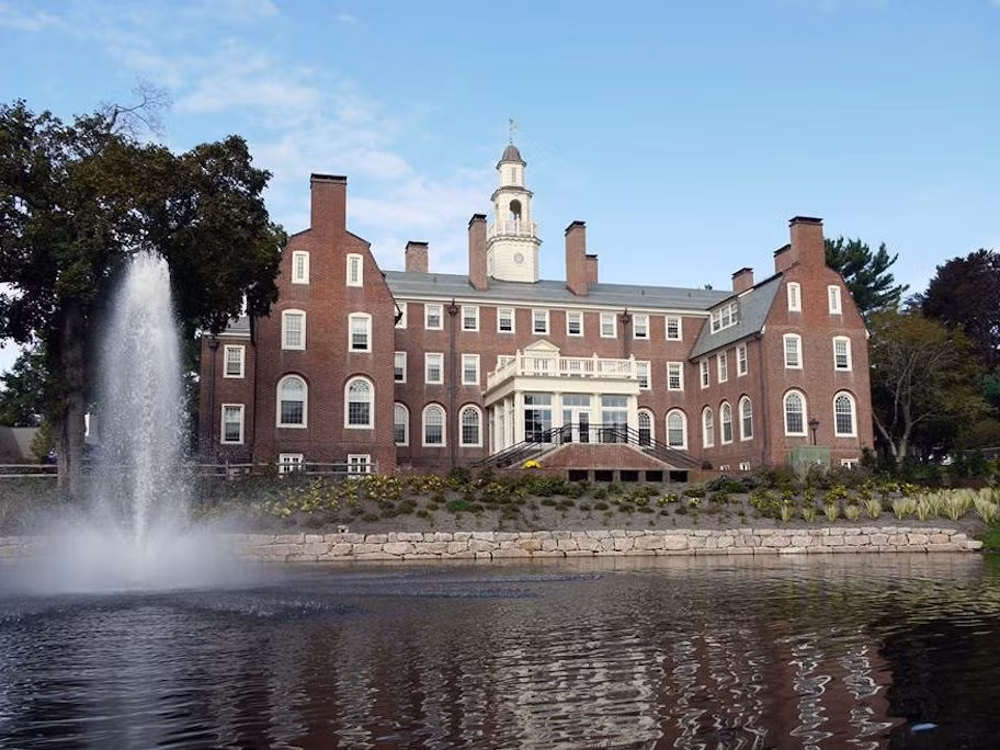 10. Trường nội trú Choate Rosemary Hall ở Wallingford, Connecticut, với vốn tài chính là 318 triệu USD.