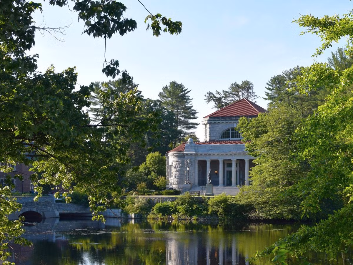3. Trường St. Paul ở Concord, New Hampshire, với vốn tài chính là 551 triệu USD.